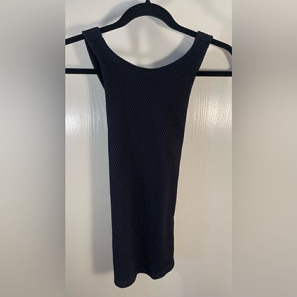 Onzie EUC black waffle knit cross back tank top built in bra Size M/L - Picture 6 of 6